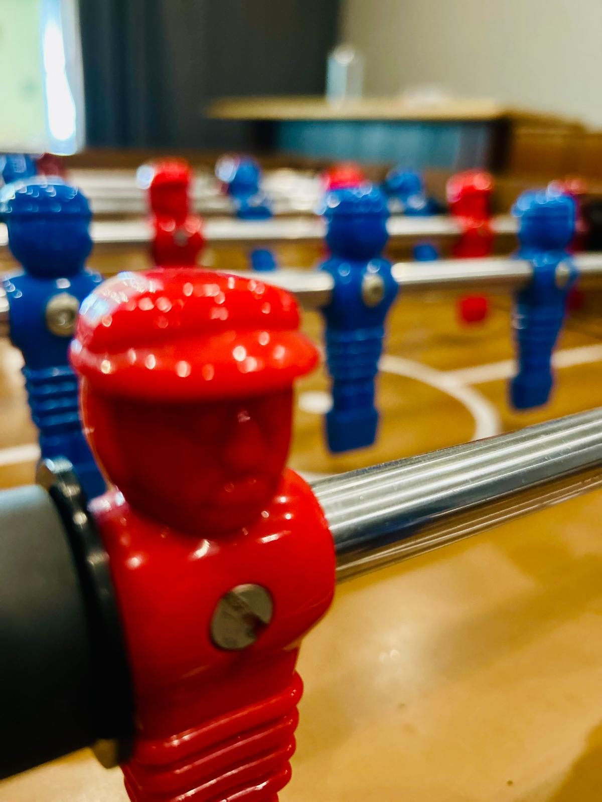 Kickerfiguren in Rot und Blau